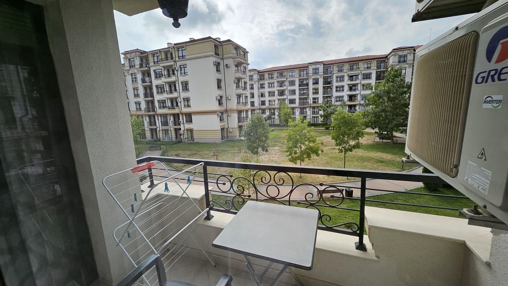 Gemütliche Zweizimmerwohnung in Pomorie mit niedriger Jahresgebühr und Blick auf einen begrünten Innenhof