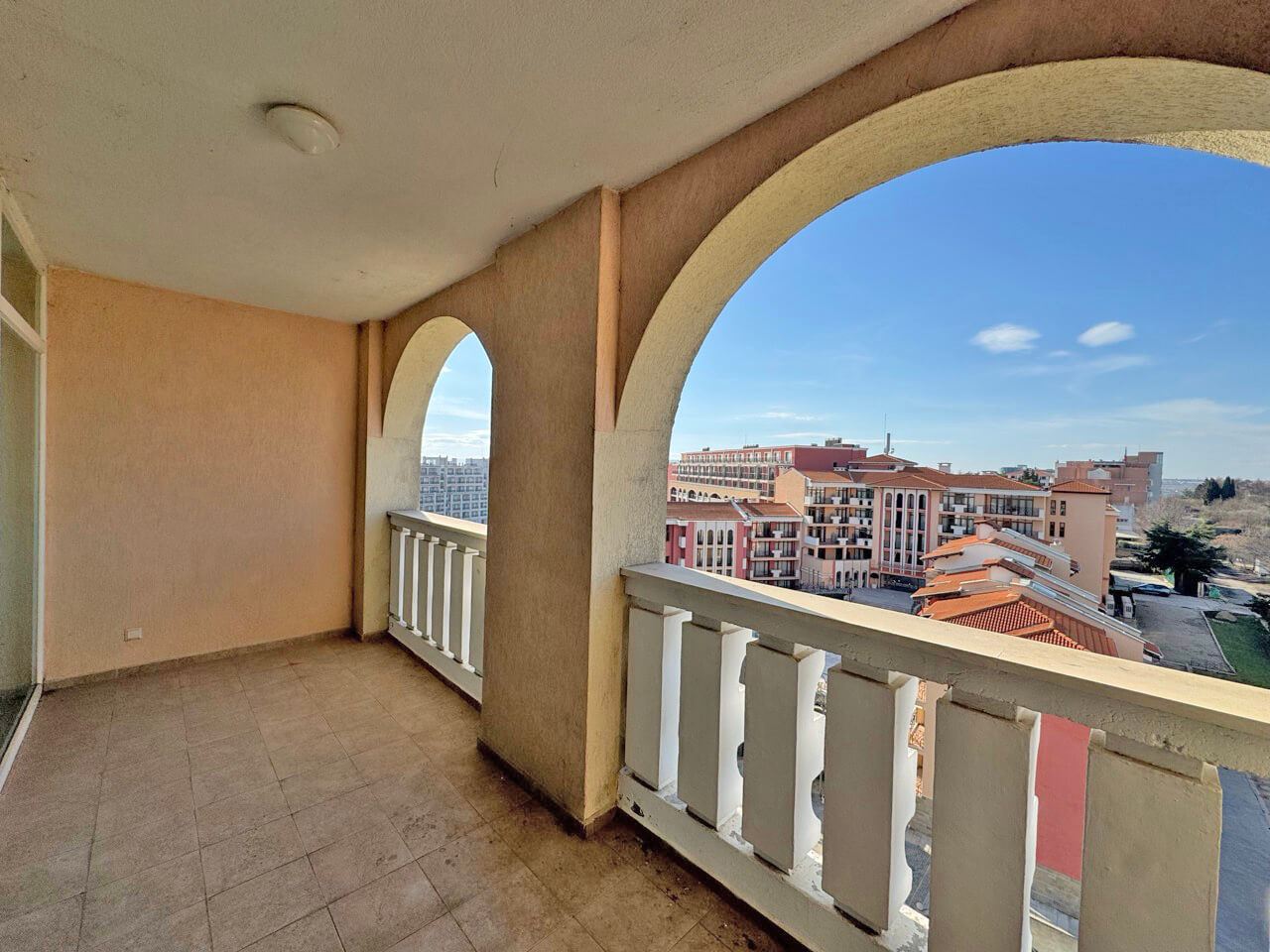 Exklusive Ein-Schlafzimmer-Wohnung in erster Meereslinie in Pomorie – Luxus, Prestige und eine Investition mit sofortiger Rendite