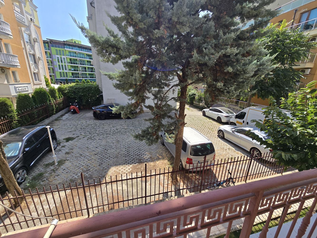 3-Zimmer-Wohnung mit luxuriöser Renovierung in Sonnenstrand – Blick auf den Pool und Möglichkeit zur Ratenzahlung