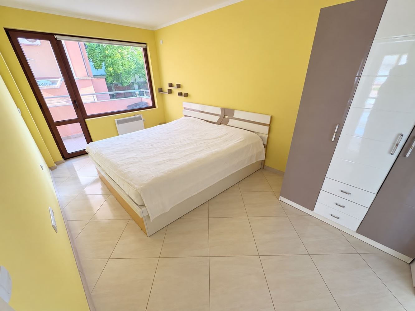 Geräumige 3-Zimmer-Wohnung 100 m vom Meer in Ravda – ohne Instandhaltungsgebühr