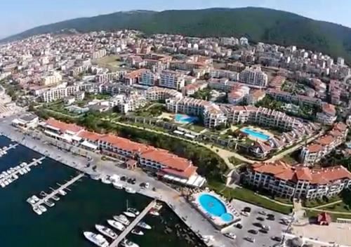 2-Zimmer-Wohnung in Sveti Vlas mit direktem Zugang zum Pool – ein ruhiger Ort zum Wohnen und Erholen