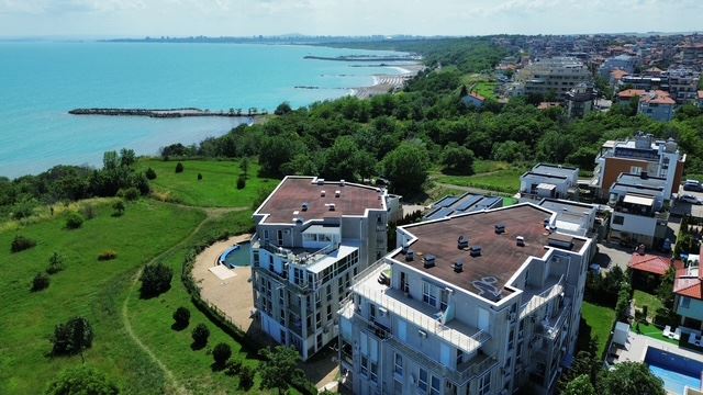 Zwei-Zimmer-Wohnung in erster Meereslinie in Sarafovo – Komfort, Stil und Meeresatmosphäre in einer Wohnanlage
