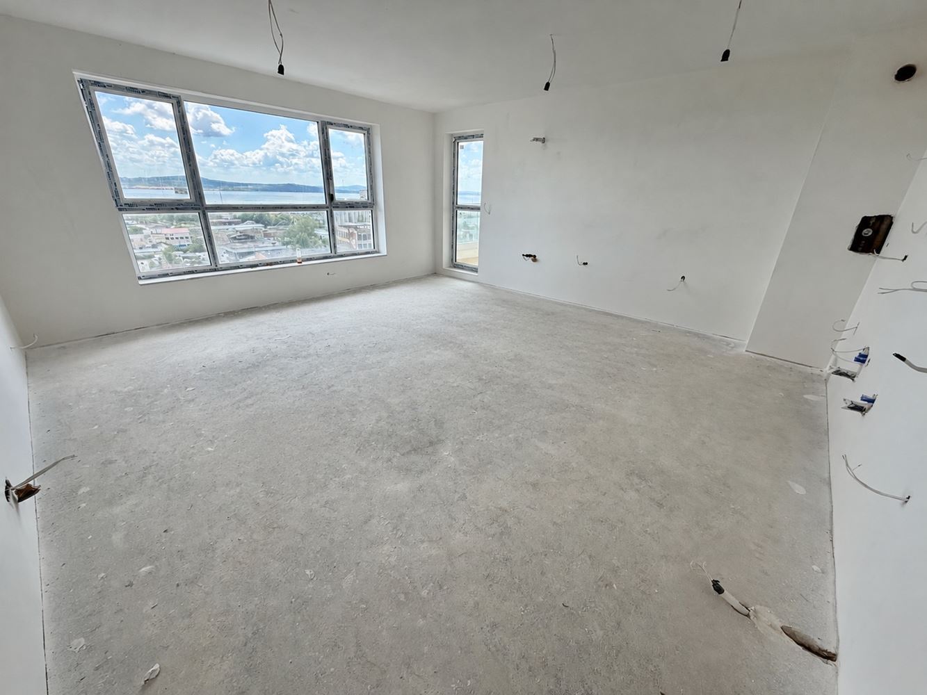 Moderne Wohnung mit zwei Schlafzimmern und Seeblick in Burgas. Mit Stellplatz!