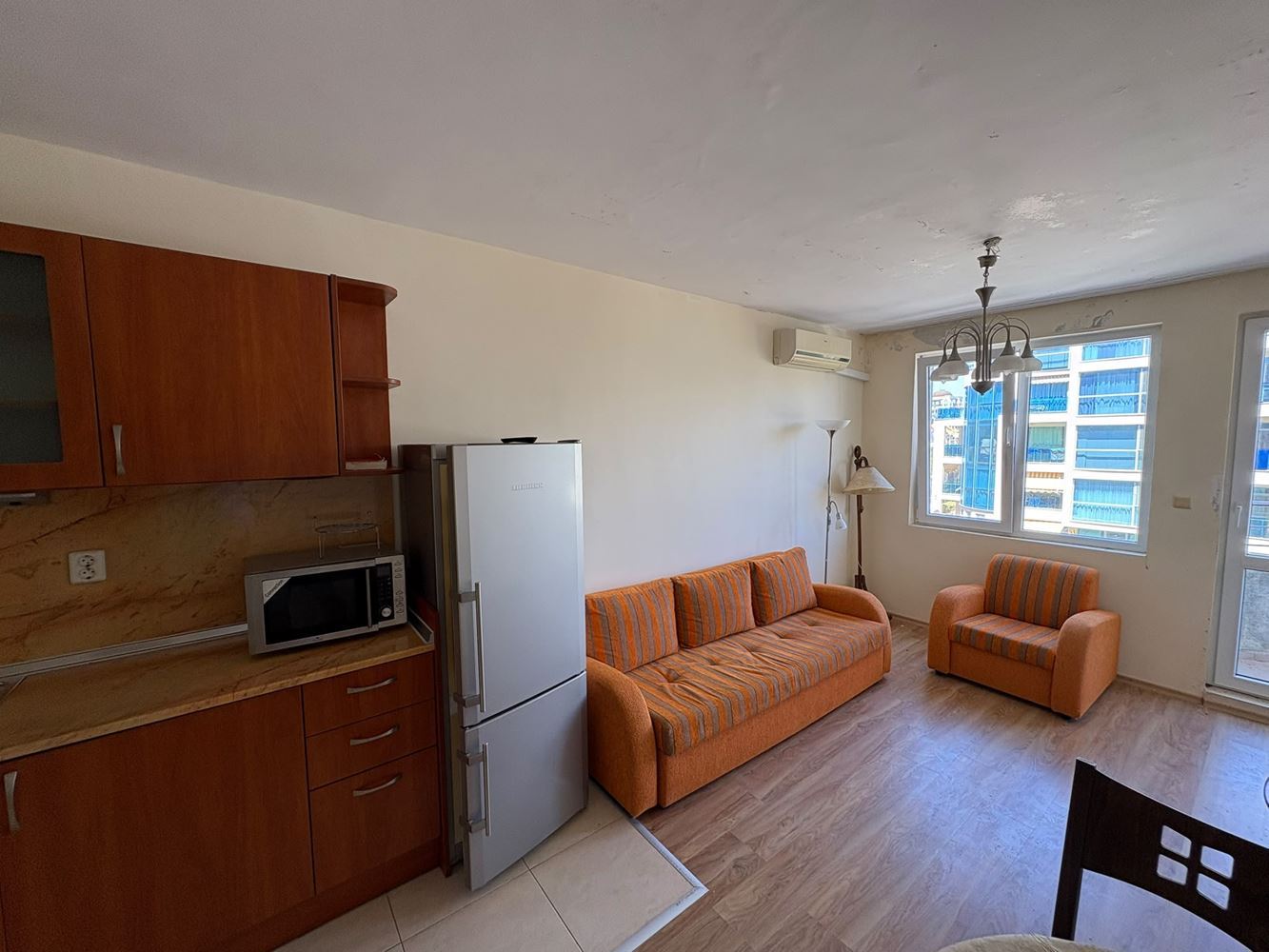 Pomorie 300 m vom Meer entfernt – möblierte Zweizimmerwohnung mit einem Schlafzimmer in einer Wohnanlage mit Swimmingpool