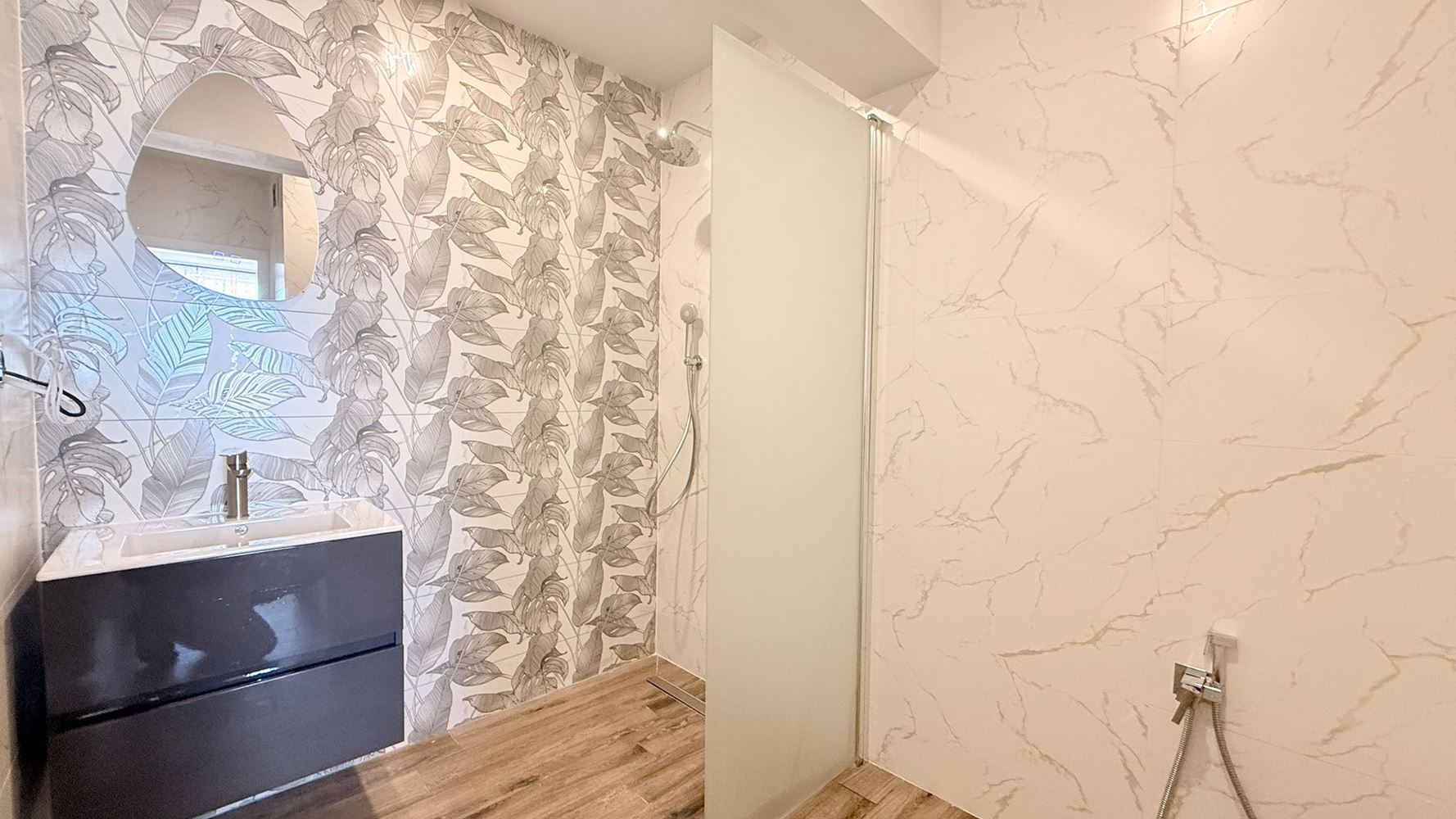 Luxuriöse Wohnung mit drei Schlafzimmern in erster Meereslinie in Ravda – Raum, Prestige und beeindruckendes Meerespanorama