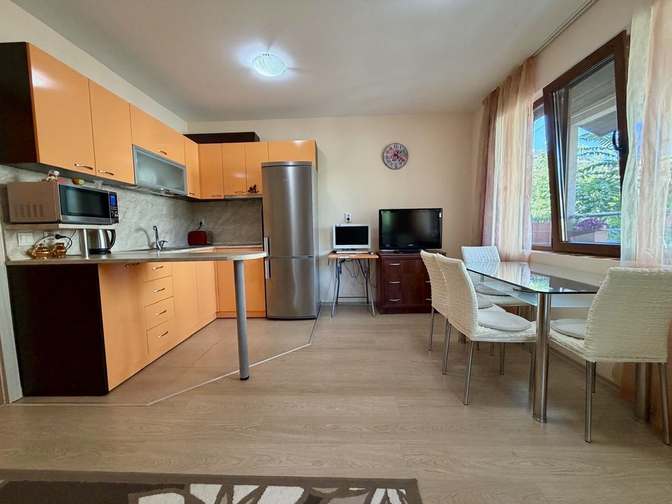 Sarafovo – Geräumige Zweizimmerwohnung mit Act 16, minimaler Instandhaltungsgebühr und kompletter Möblierung