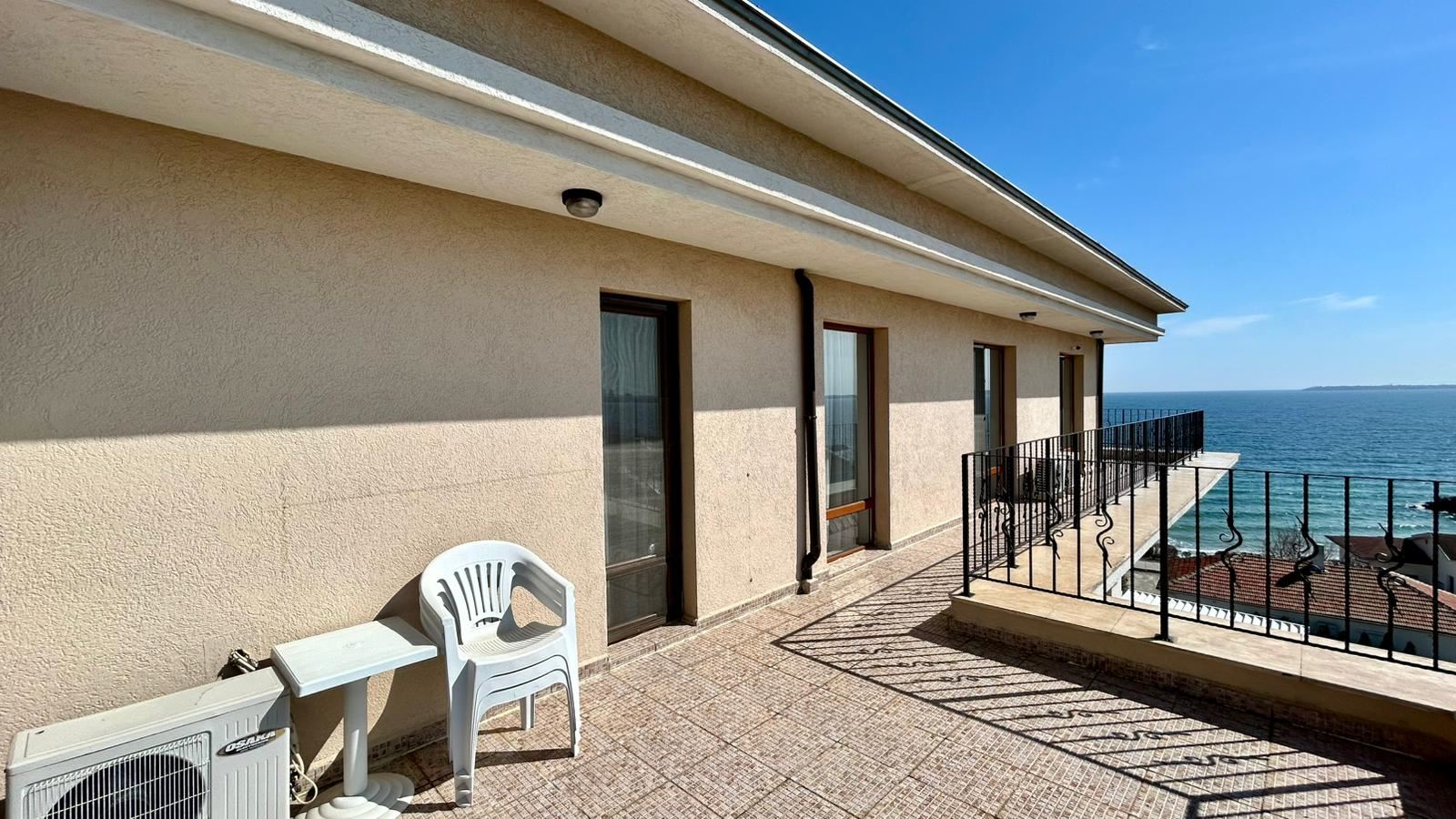 Sveti Vlas – Drei-Zimmer-Wohnung mit direktem Panoramablick auf das Meer in einer Anlage in erster Linie