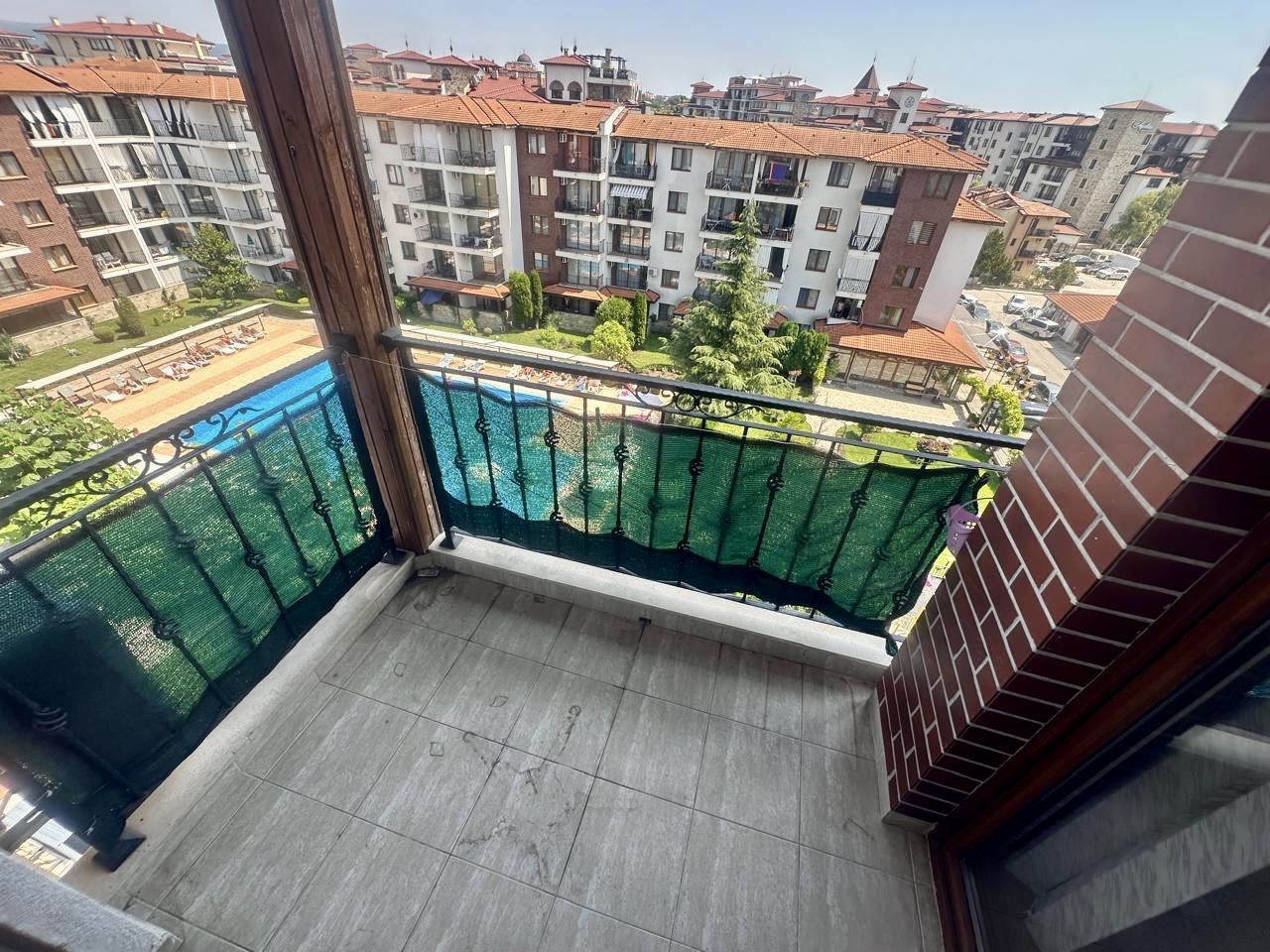 Geräumige Zweizimmerwohnung mit Blick auf den begrünten Innenhof in Nessebar