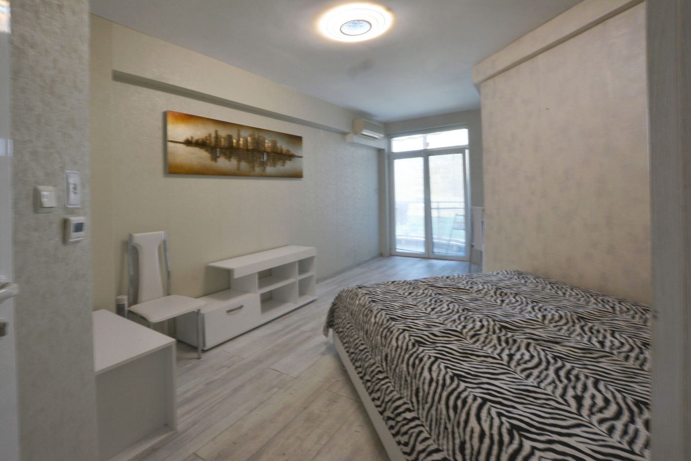 Luxuriöse Drei-Zimmer-Wohnung mit Meerblick in erster Reihe in Ravda – 114 m², zwei Terrassen und maximaler Komfort
