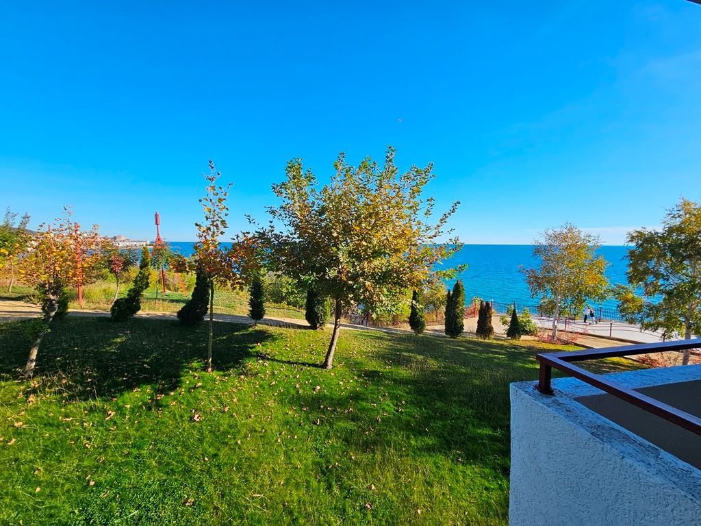 Erste Meereslinie in Sveti Vlas – geräumige Wohnung mit zwei Schlafzimmern und hervorragender Infrastruktur