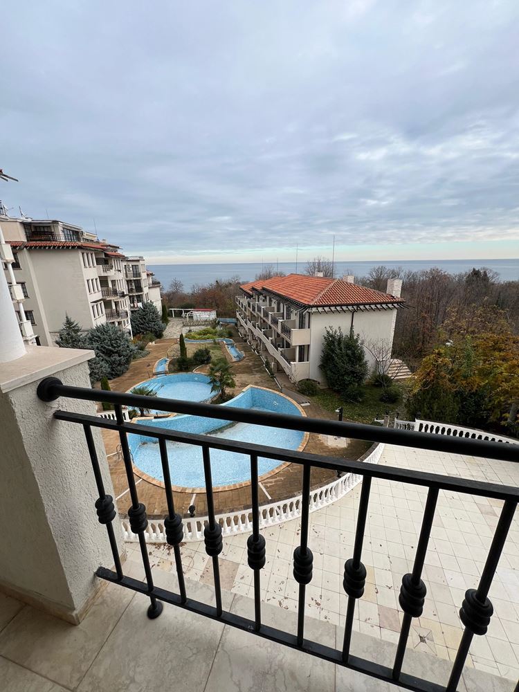 Luxuriöse Drei-Zimmer-Wohnung mit Panoramablick auf das Meer und den Pool – erste Meereslinie in Obzor!