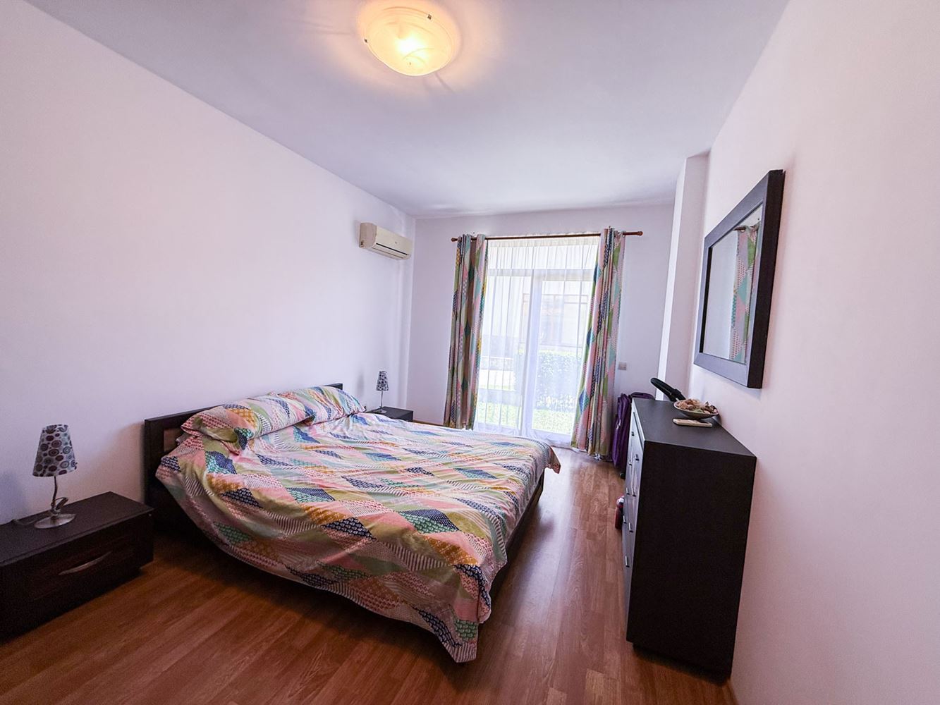 Großzügige Zweizimmerwohnung mit kleinem Privatgarten und großer Veranda in einer Anlage bei Aheloy