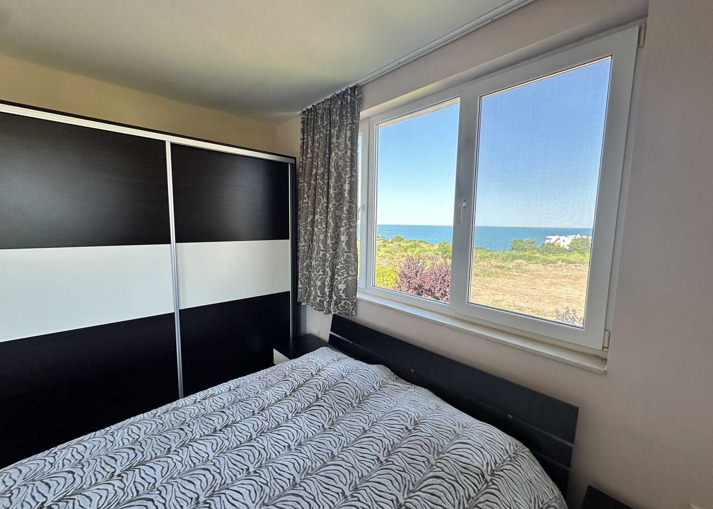 Geräumige 2-Zimmer-Wohnung mit Panoramablick auf das Meer in Tschernomorez – ein bezugsfertiges Zuhause am Meer