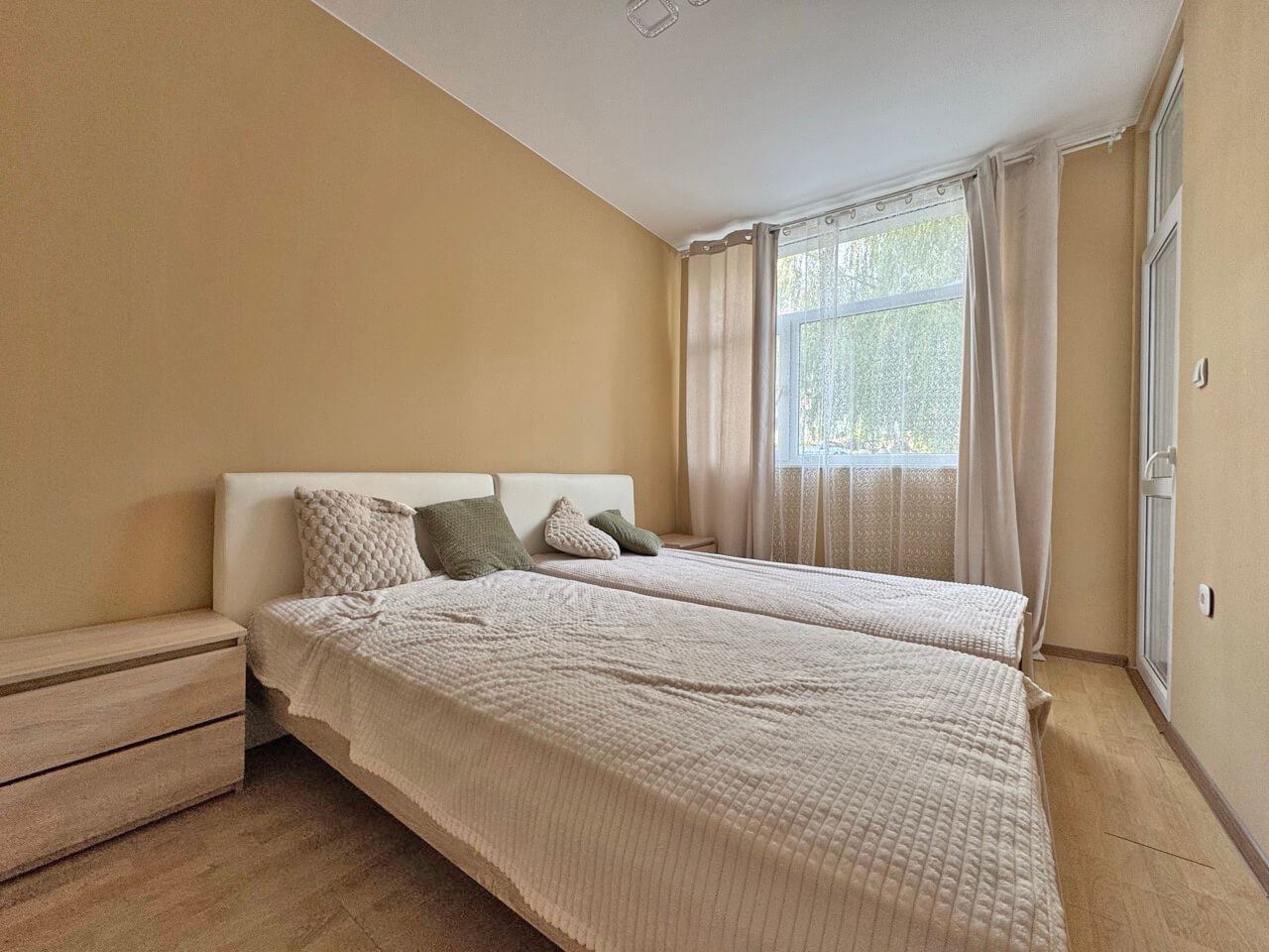 Geräumige Drei-Zimmer-Wohnung mit Poolblick in Sonnenstrand