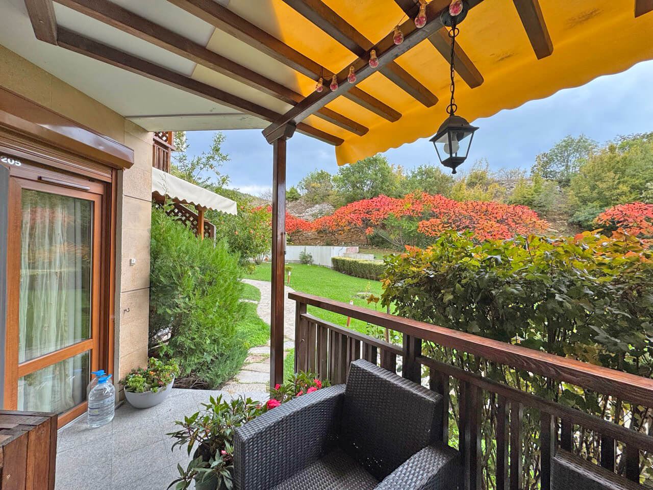 Elegante 2-Zimmer-Wohnung in erster Meereslinie in Sveti Vlas mit direktem Zugang zu Garten und Pool