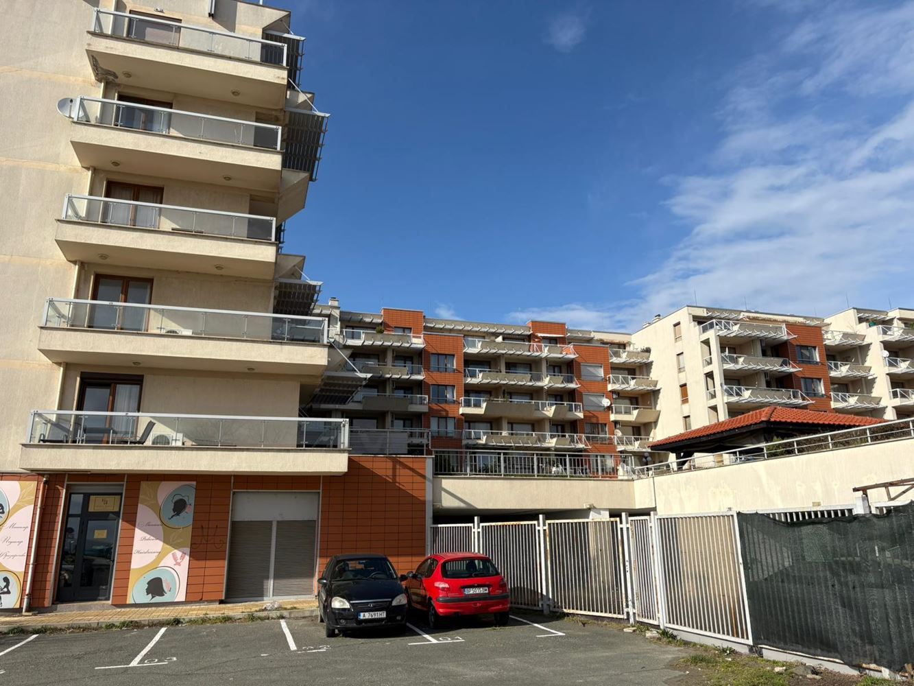 Pomorie – Geräumige Wohnung mit 2 Schlafzimmern in erster Linie mit Meerblick und niedriger Wartungsgebühr