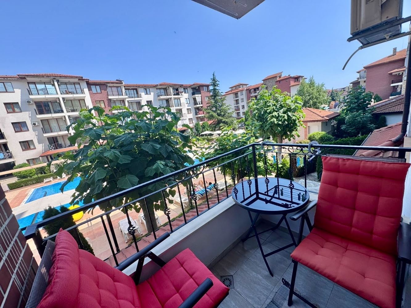 Komfortable 2-Zimmer-Wohnung mit großzügiger Terrasse und Poolblick in einer luxuriösen Anlage in Nessebar