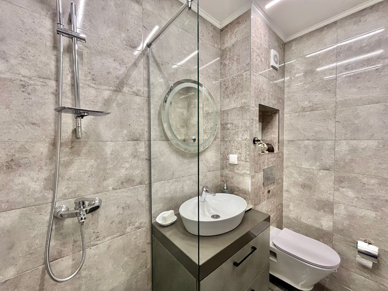 Luxuriöse Drei-Zimmer-Wohnung auf zwei Ebenen im Herzen von Rawda – Neubau mit Swimmingpool und Premium-Komfort