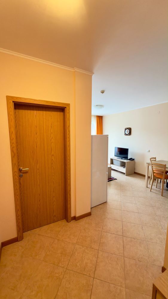 Geräumige Zweizimmerwohnung mit großer Terrasse und Poolblick in Sonnenstrand