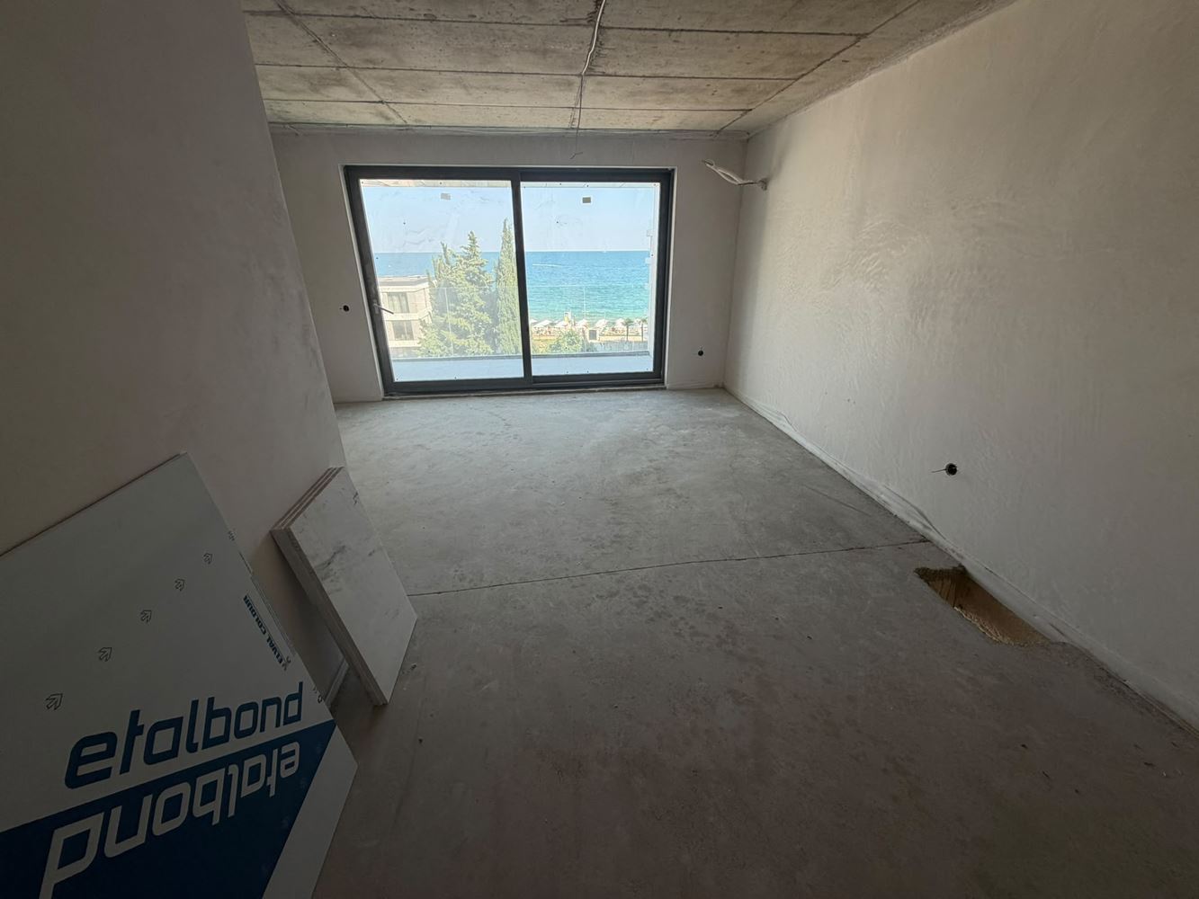 Nagelneue 2-Zimmer-Wohnung mit direktem Panoramameerblick in Ravda – Erstklassiger Komfort und traumhafte Aussicht aus jedem Wohnraum