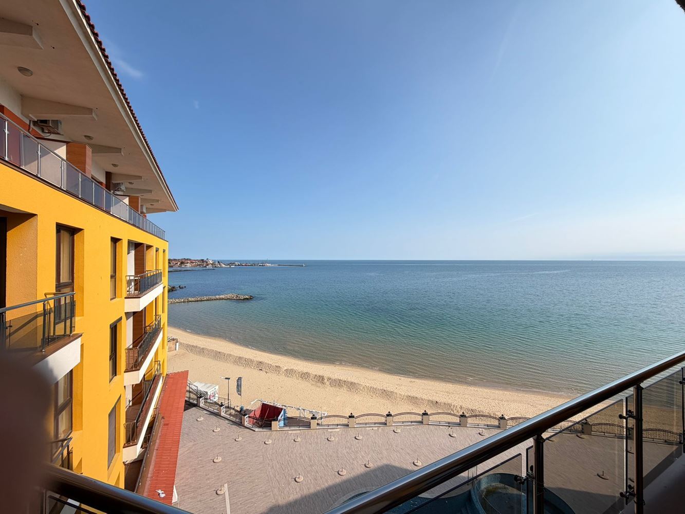 Wohnung mit zwei Schlafzimmern und direktem Meerblick in erster Meereslinie in Nessebar