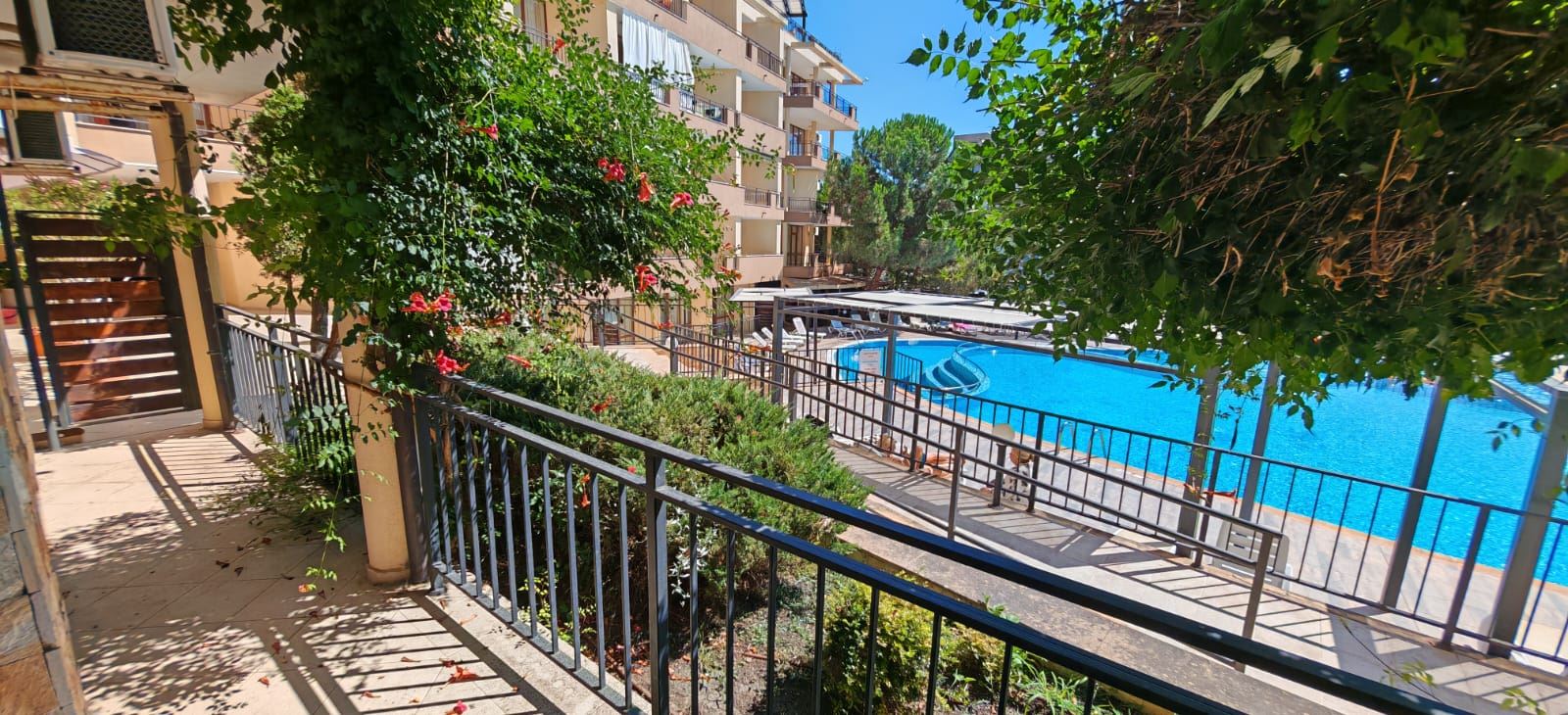 Ausgezeichnete Gelegenheit in Sveti Vlas – möblierte geräumige Zweizimmerwohnung mit einem Schlafzimmer in Strandnähe
