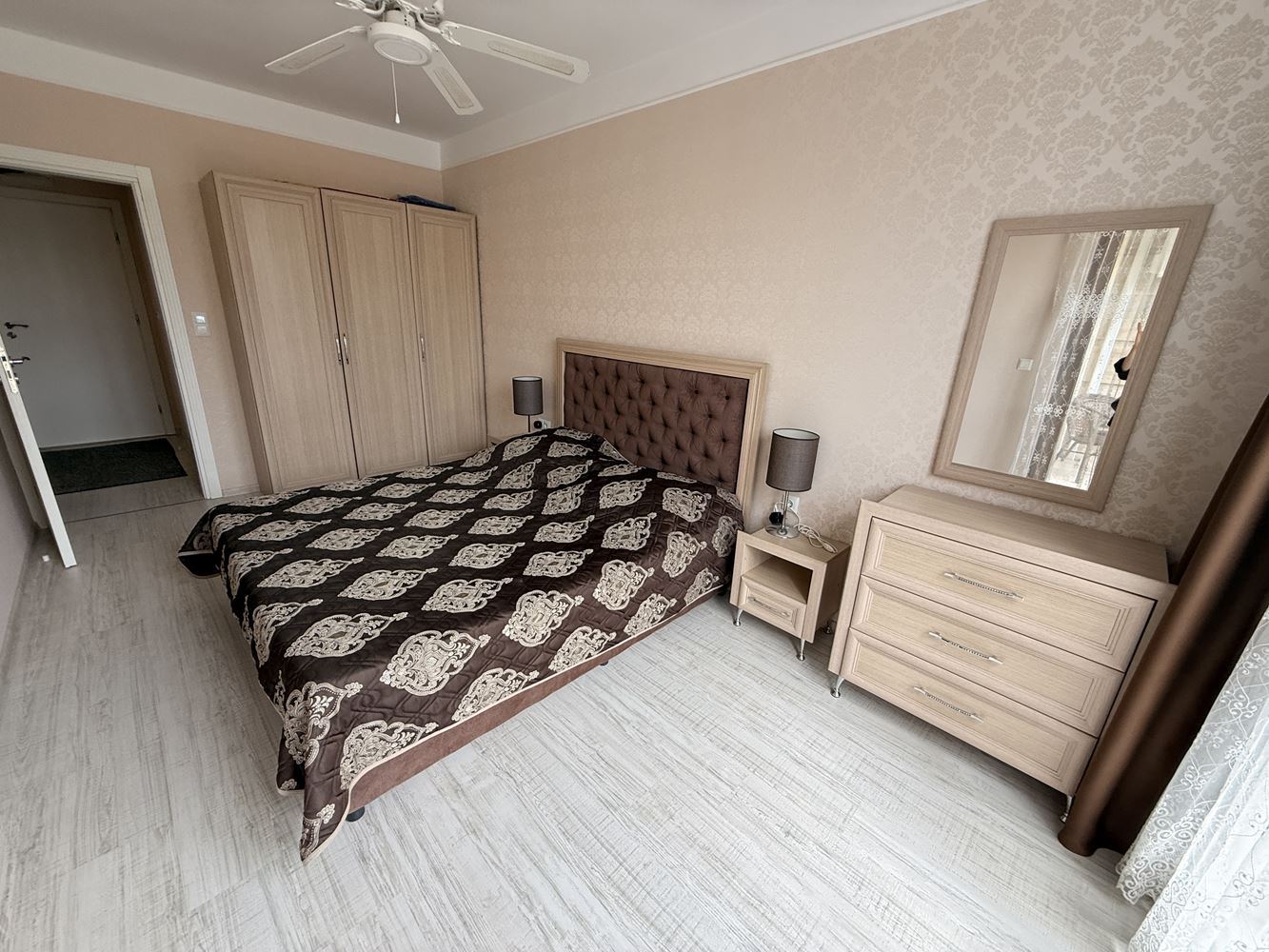 Moderne Zweizimmerwohnung mit einem Schlafzimmer in einer prestigeträchtigen Ferienanlage in Sonnenstrand – bezugsfertig