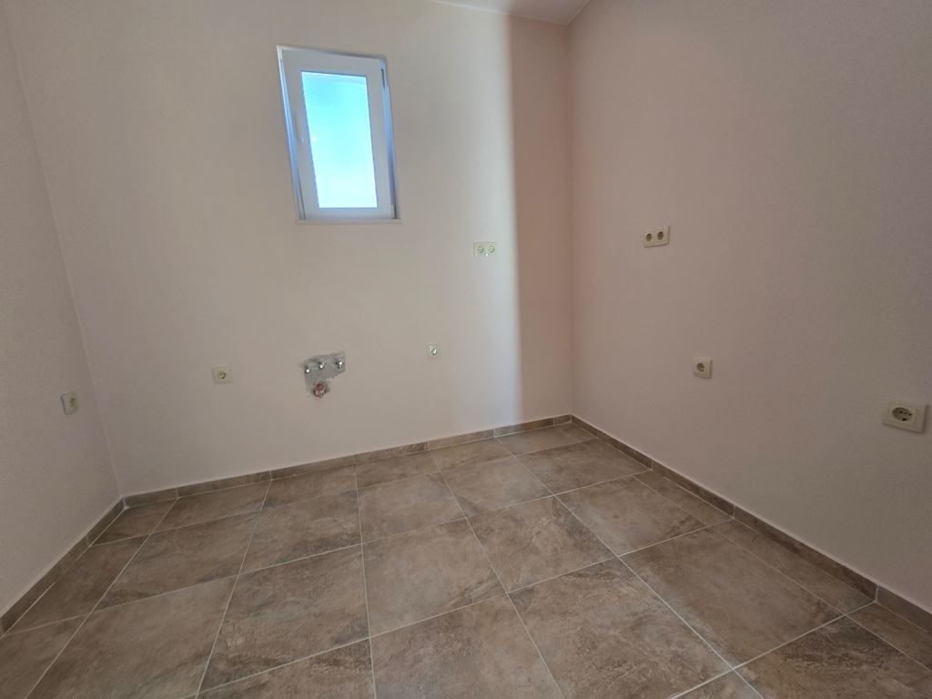 Neue Wohnung mit einem Schlafzimmer in Pomorie – renoviert, bereit zur Möblierung, mit geräumigem Balkon und Grill