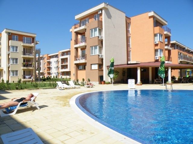 Vollständig eingerichtetes Ein-Zimmer-Apartment im obersten Stock in Sunny Beach – Poolblick und luxuriöse Atmosphäre