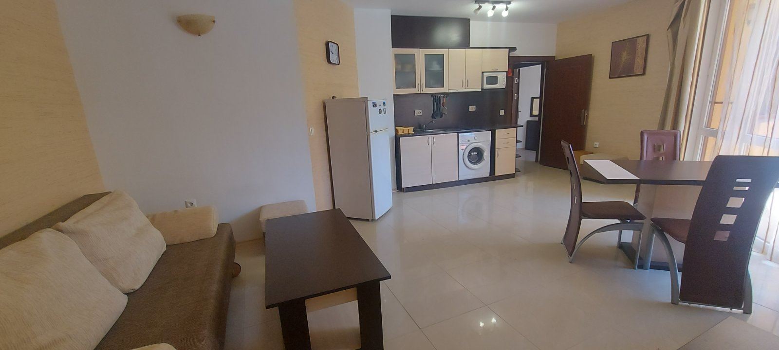 Geräumige Drei-Zimmer-Wohnung in moderner Anlage im Zentrum von Sonnenstrand