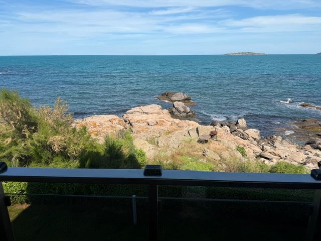 Geräumiges Appartment mit zwei Schlafzimmern in erster Meereslinie mit frontalem Panoramablick auf das Meer