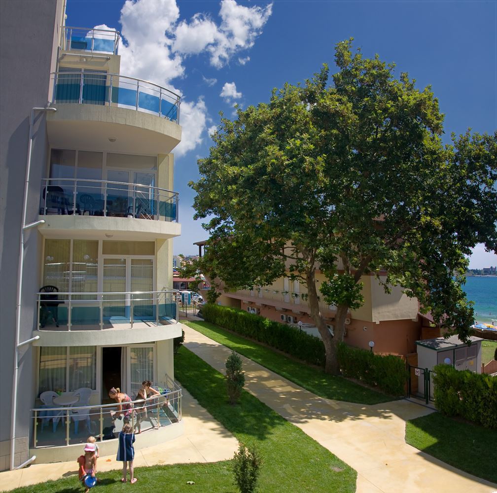 Sonniges und großzügiges Studio mit Meerblick in Ravda – 100 m vom Strand entfernt, in einer gepflegten Anlage mit Pool und Grünflächen