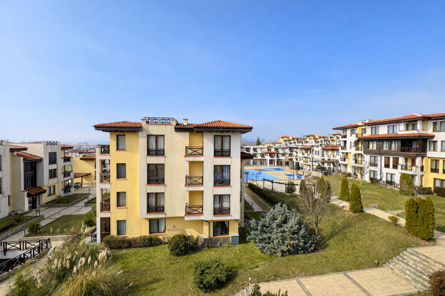 3-Zimmer-Wohnung mit Meerblick und Privatstrand in einer prestigeträchtigen Anlage in Tschernomorez