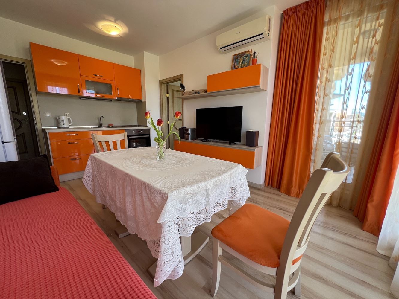Sonnige Zweizimmerwohnung in Sonnenstrand – voll möbliert, mit ausgezeichneter Lage nahe dem Strand
