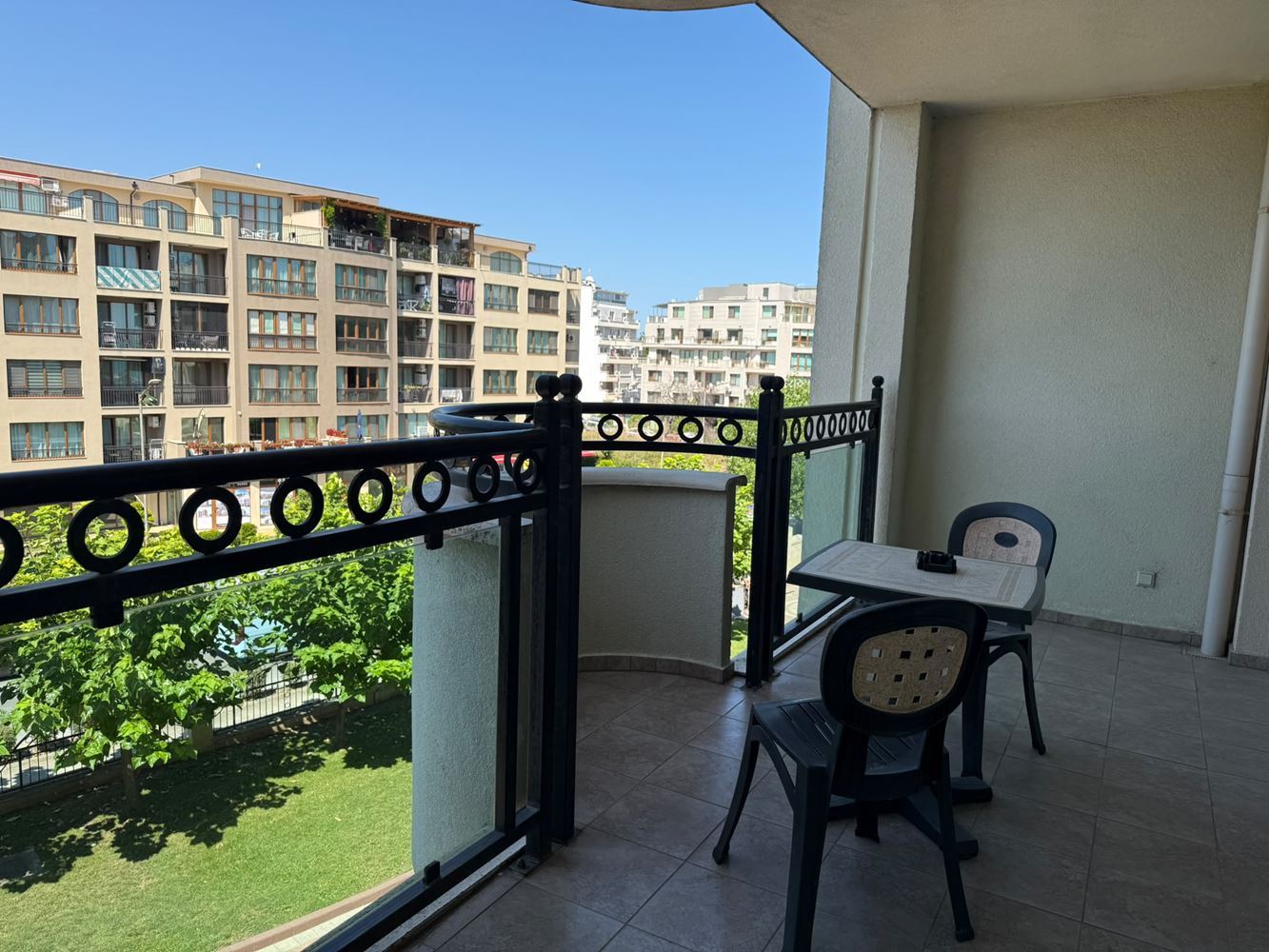 Geräumige Zweizimmerwohnung in erster Meereslinie in Pomorie