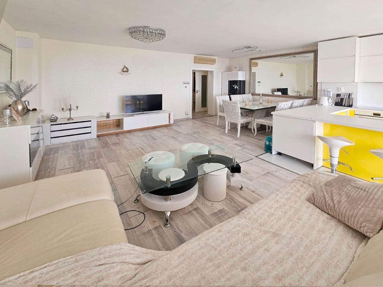 Luxuriöse Drei-Zimmer-Wohnung mit Meerblick in erster Linie in Ravda – 114 m², zwei Terrassen und maximaler Komfort