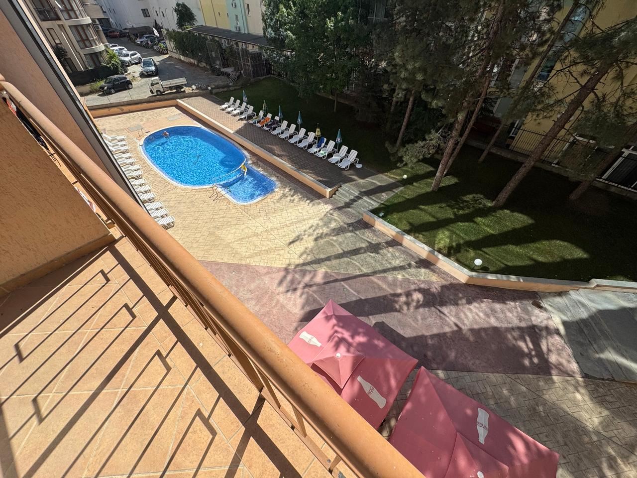 Zweizimmerwohnung mit Poolblick – nur 300 m vom Meer entfernt in Sonnenstrand