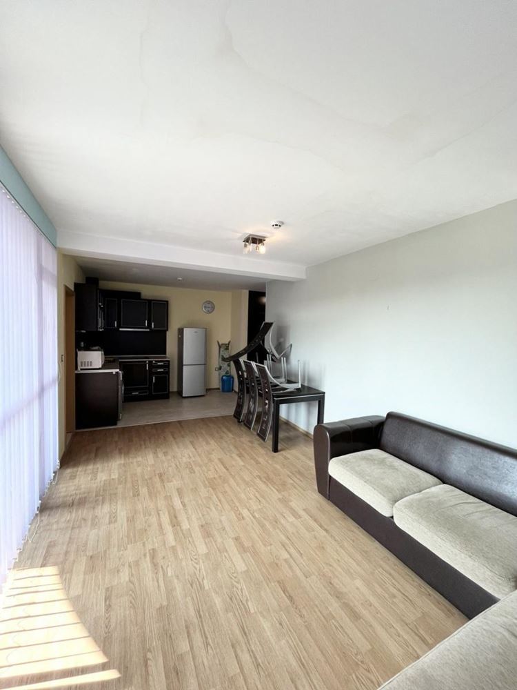 Geräumige Wohnung mit einem Schlafzimmer und Poolblick in einer hervorragend gepflegten Anlage in Pomorie