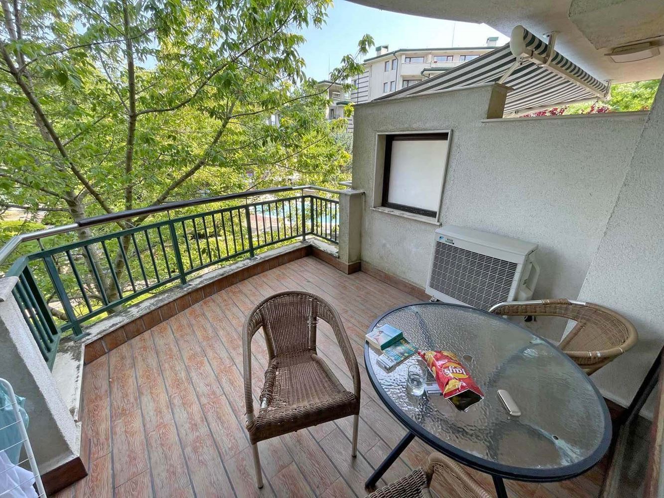 Hoher Standard und vielfältige Annehmlichkeiten – Hervorragende Zwei-Zimmer-Wohnung in einem Luxuskomplex direkt am Meer in Ravda