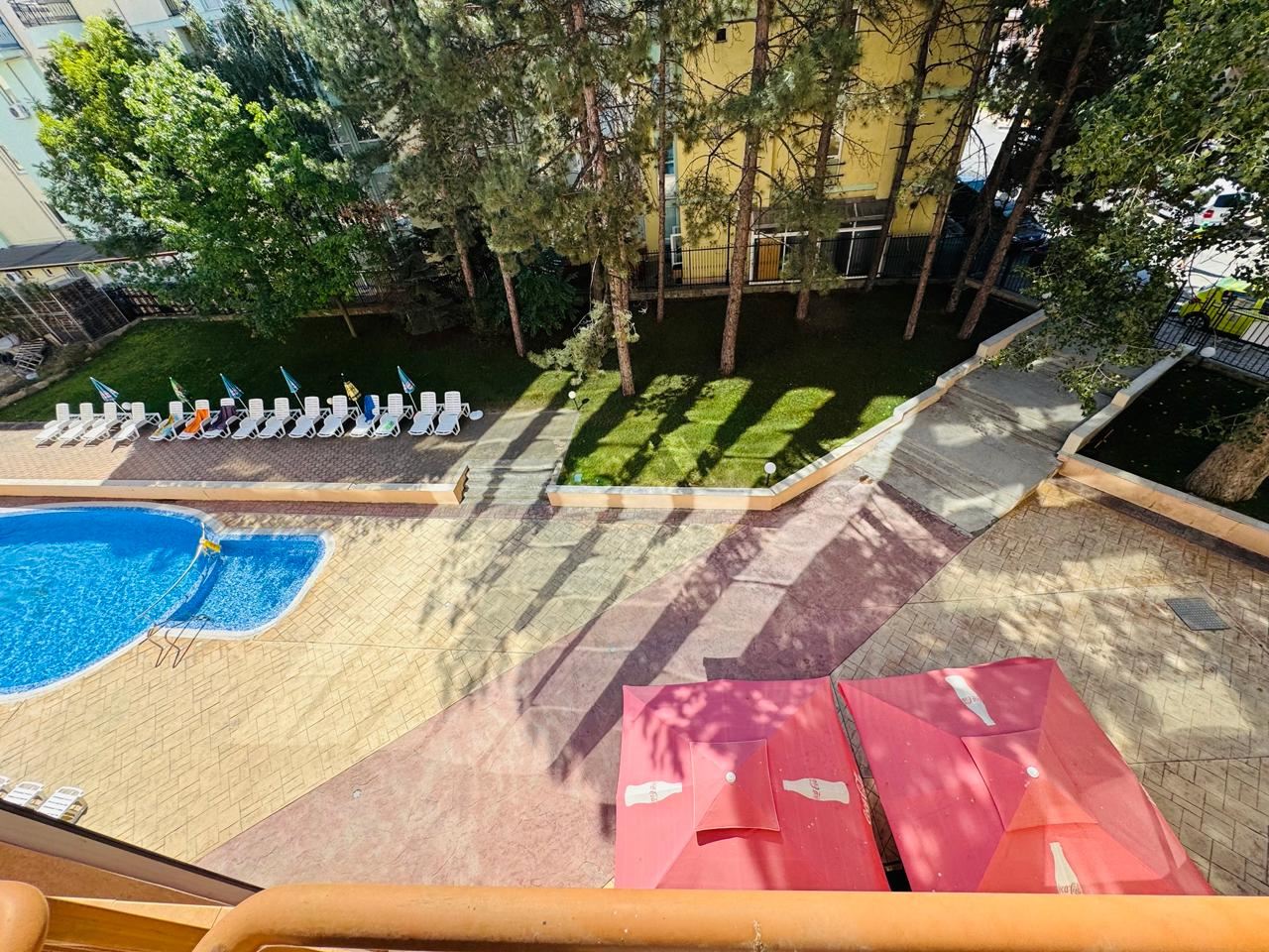 Zweizimmerwohnung mit Poolblick – nur 300 m vom Meer entfernt in Sonnenstrand