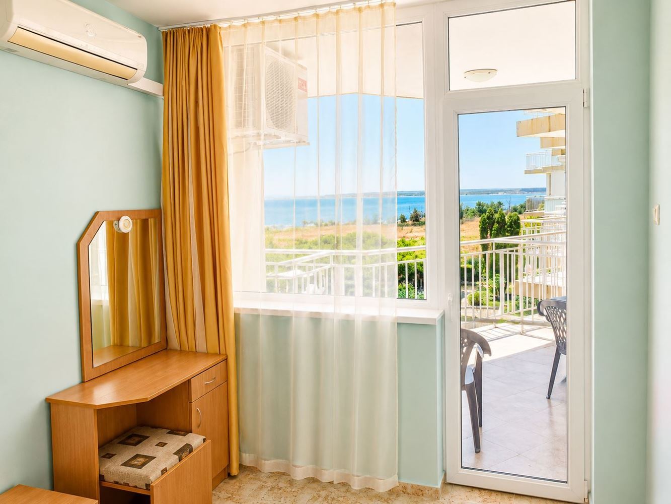 Meerblick vor dem Fenster und ein Swimmingpool vor dem Gebäude – Wunderschöne Wohnung in Ravda, sofort bezugsbereit
