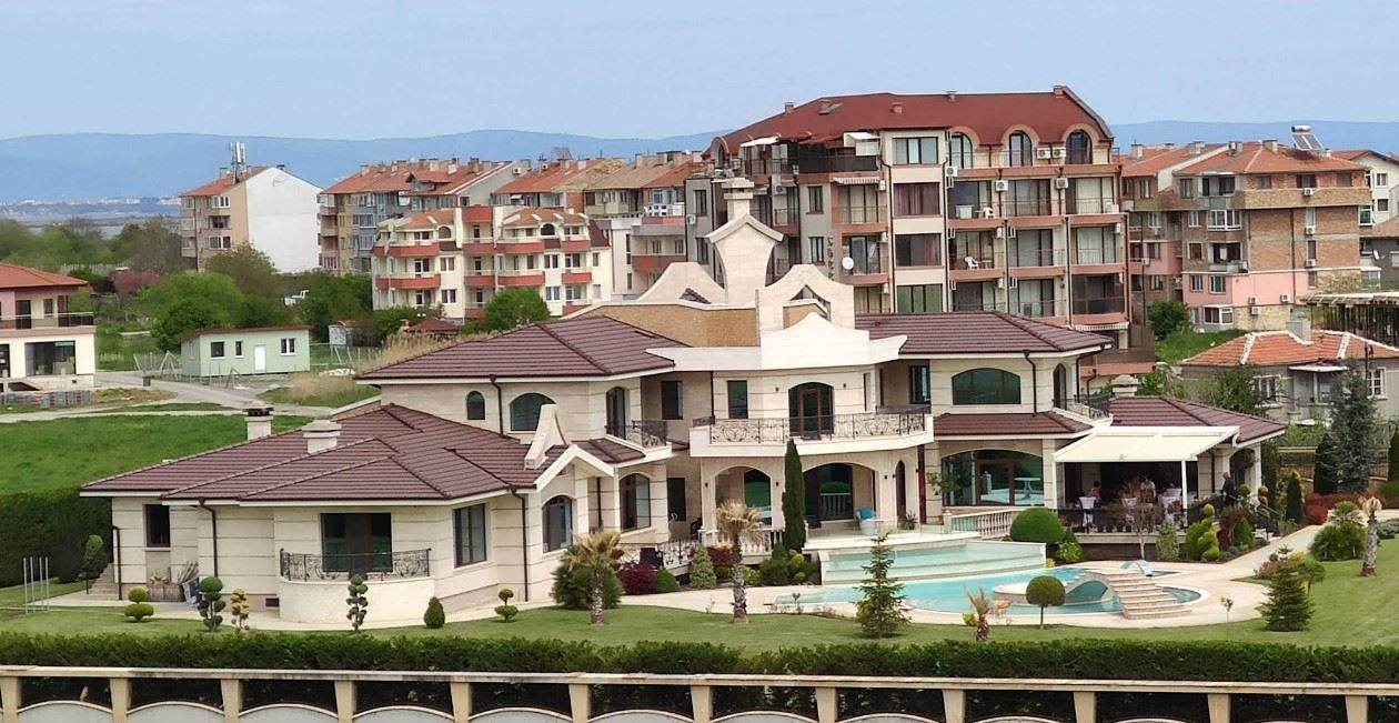 Zwei-Zimmer-Wohnung in einer Anlage in Pomorie – 300 m vom Strand entfernt, hervorragende Investition