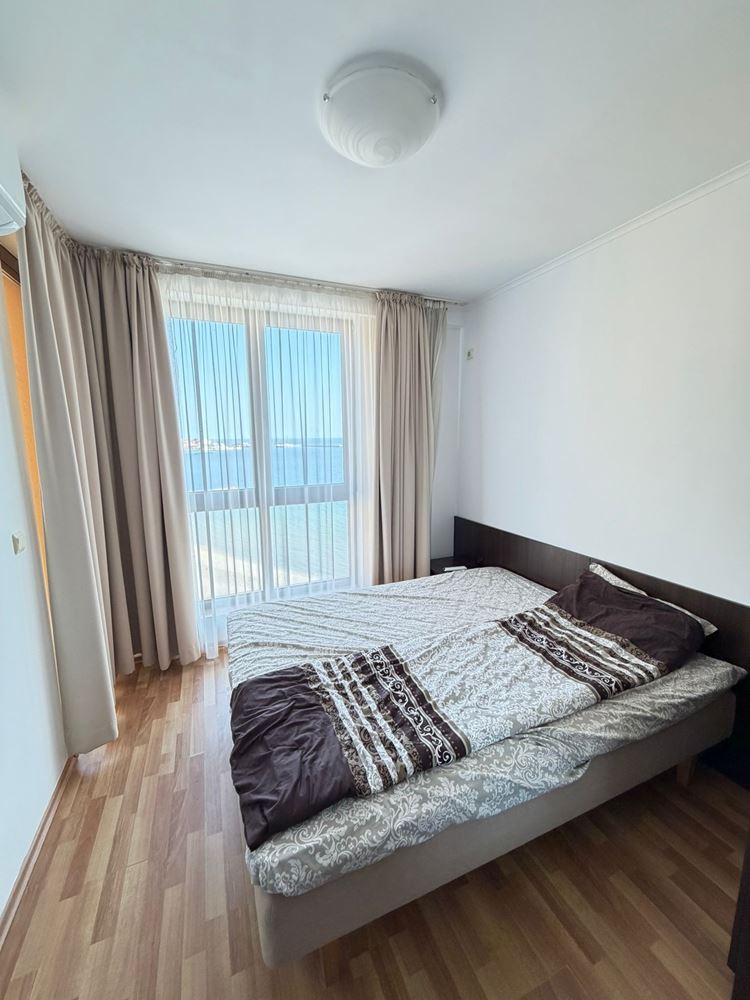 Wohnung mit zwei Schlafzimmern und direktem Meerblick in erster Meereslinie in Nessebar