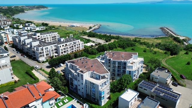 Zwei-Zimmer-Wohnung in erster Meereslinie in Sarafovo – Komfort, Stil und Meeresatmosphäre in einer Wohnanlage