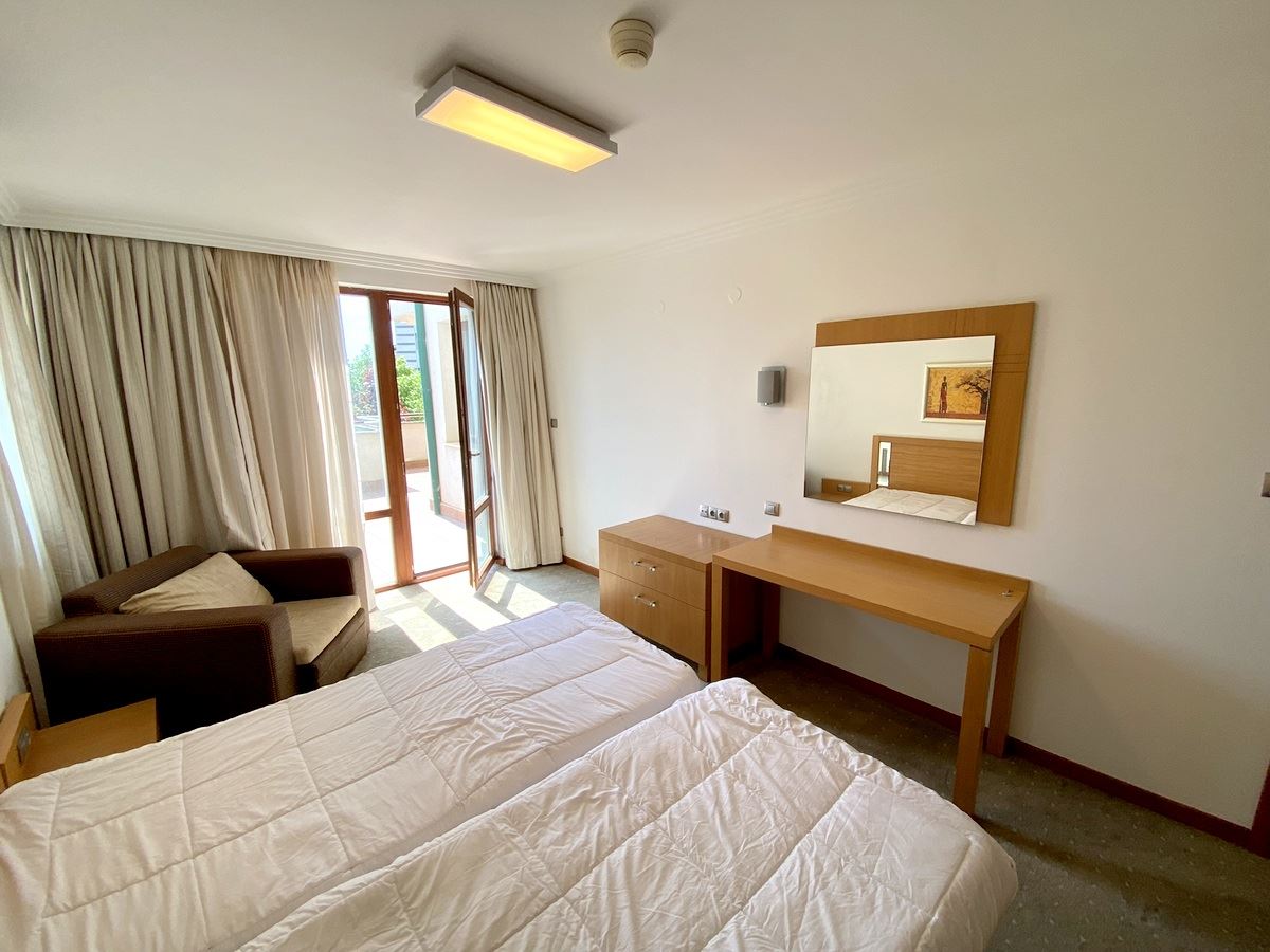 Zwei-Zimmer-Wohnung (mit einem Schlafzimmer) in erster Meereslinie in Ravda – Luxus, Natur und beeindruckender Poolblick