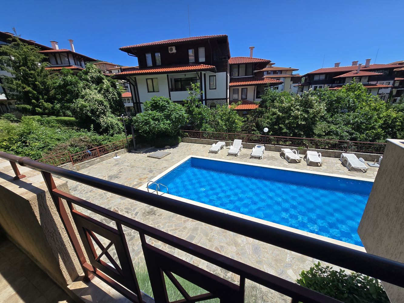 2-Zimmer-Wohnung in Sveti Vlas mit direktem Zugang zum Pool – ein ruhiger Ort zum Wohnen und Erholen