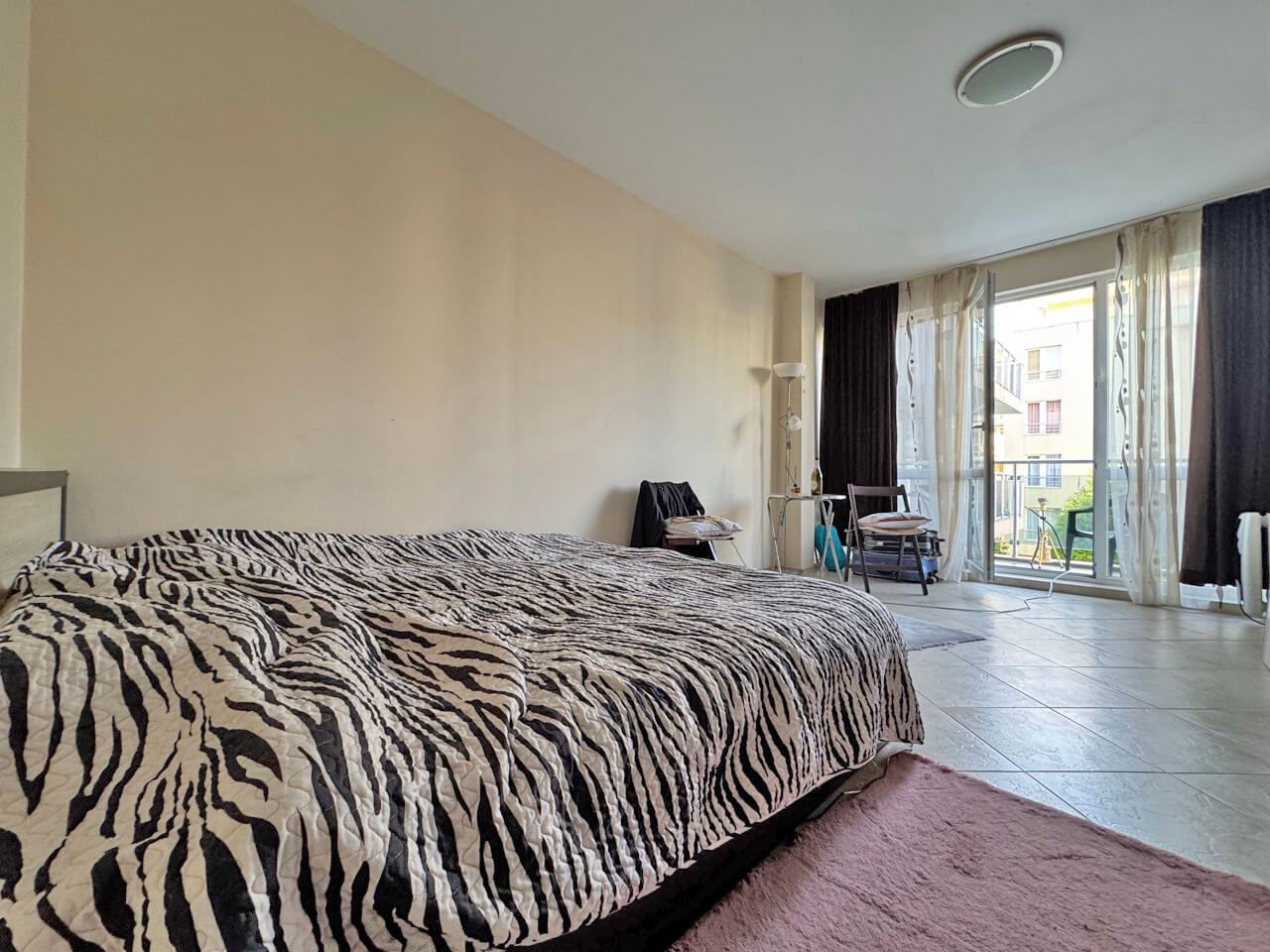 Geräumige Zwei-Zimmer-Wohnung mit niedriger Wartungsgebühr am Sonnenstrand