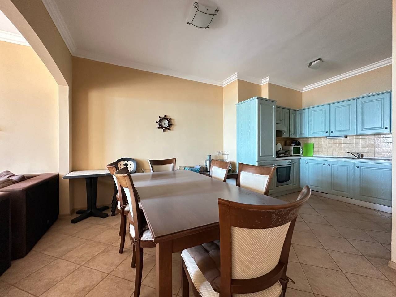 Geräumige Wohnung mit Meerblick in erster Meereslinie in Pomorie – Ferienimmobilie mit dem Gefühl eines luxuriösen Resorts