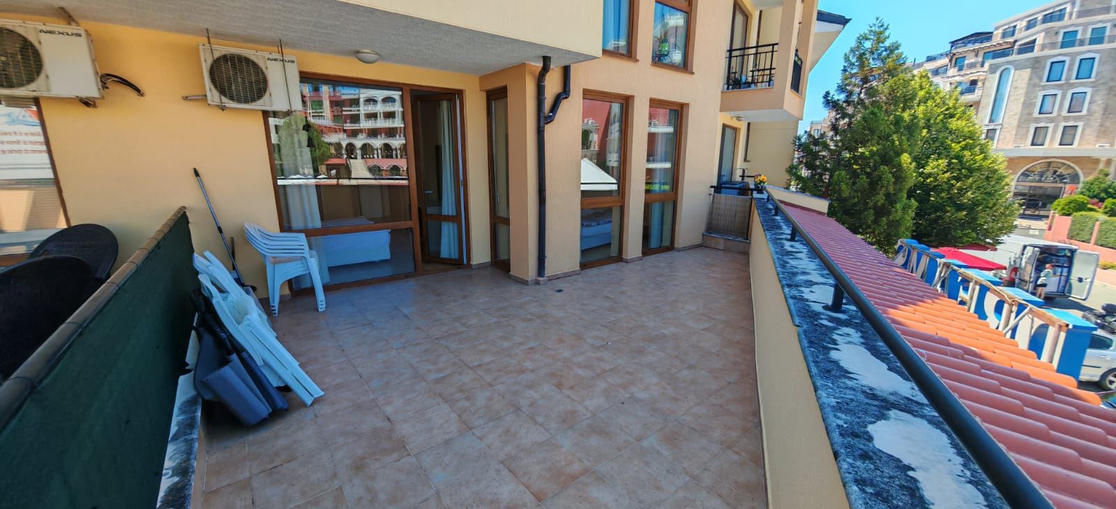 Drei-Zimmer-Wohnung 200 m vom Meer entfernt in Sveti Vlas mit zwei Terrassen und teilweise Meerblick