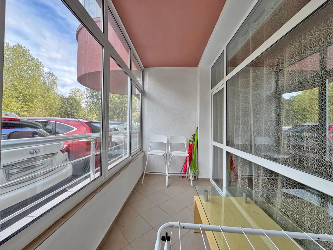 Geräumige Drei-Zimmer-Wohnung mit Poolblick in Sonnenstrand